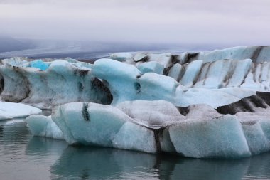 İzlanda 'da buzul gölü. İzlanda turistik merkezleri. Kutup buzulu. Okyanus buzulu