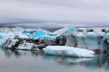 İzlanda 'da buzul gölü. İzlanda turistik merkezleri. Kutup buzulu. Okyanus buzulu