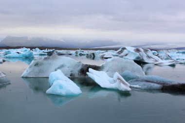 İzlanda 'da buzul gölü. İzlanda turistik merkezleri. Kutup buzulu. Okyanus buzulu