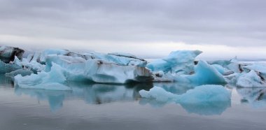İzlanda 'da buzul gölü. İzlanda turistik merkezleri. Kutup buzulu. Okyanus buzulu