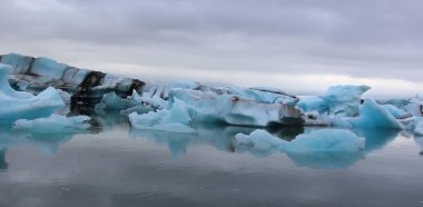 İzlanda 'da buzul gölü. İzlanda turistik merkezleri. Kutup buzulu. Okyanus buzulu