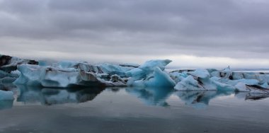 İzlanda 'da buzul gölü. İzlanda turistik merkezleri. Kutup buzulu. Okyanus buzulu