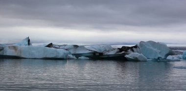 İzlanda 'da buzul gölü. İzlanda turistik merkezleri. Kutup buzulu. Okyanus buzulu