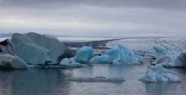 İzlanda 'da buzul gölü. İzlanda turistik merkezleri. Kutup buzulu. Okyanus buzulu