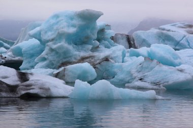 İzlanda 'da buzul gölü. İzlanda turistik merkezleri. Kutup buzulu. Okyanus buzulu
