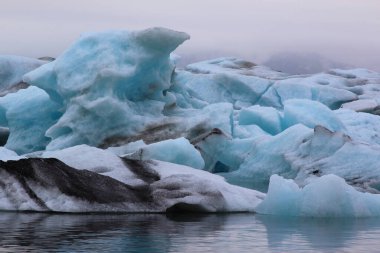 İzlanda 'da buzul gölü. İzlanda turistik merkezleri. Kutup buzulu. Okyanus buzulu