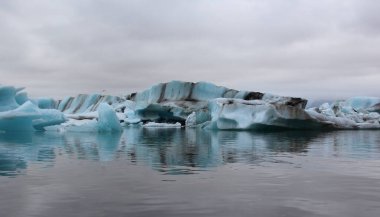 İzlanda 'da buzul gölü. İzlanda turistik merkezleri. Kutup buzulu. Okyanus buzulu
