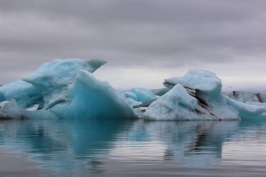 İzlanda 'da buzul gölü. İzlanda turistik merkezleri. Kutup buzulu. Okyanus buzulu