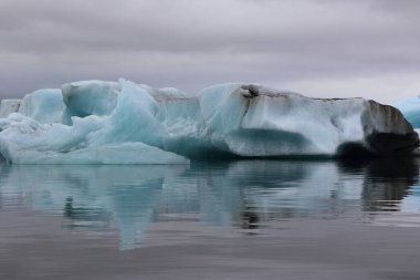 İzlanda 'da buzul gölü. İzlanda turistik merkezleri. Kutup buzulu. Okyanus buzulu