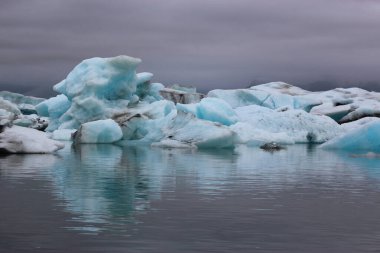İzlanda 'da buzul gölü. İzlanda turistik merkezleri. Kutup buzulu. Okyanus buzulu