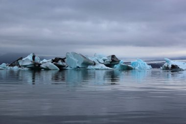 İzlanda 'da buzul gölü. İzlanda turistik merkezleri. Kutup buzulu. Okyanus buzulu