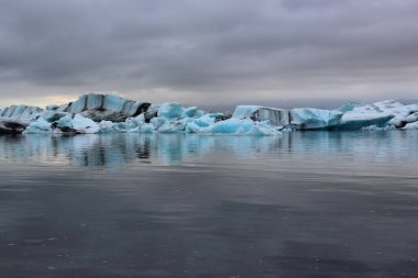 İzlanda 'da buzul gölü. İzlanda turistik merkezleri. Kutup buzulu. Okyanus buzulu