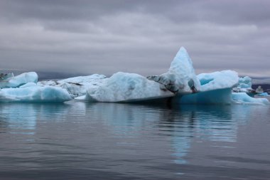 İzlanda 'da buzul gölü. İzlanda turistik merkezleri. Kutup buzulu. Okyanus buzulu