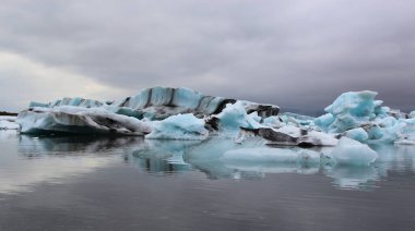 İzlanda 'da buzul gölü. İzlanda turistik merkezleri. Kutup buzulu. Okyanus buzulu