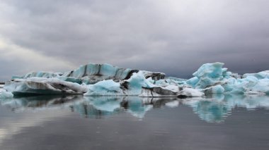 İzlanda 'da buzul gölü. İzlanda turistik merkezleri. Kutup buzulu. Okyanus buzulu