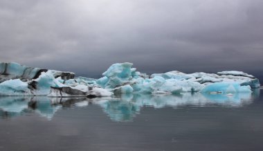 İzlanda 'da buzul gölü. İzlanda turistik merkezleri. Kutup buzulu. Okyanus buzulu