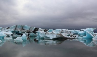 İzlanda 'da buzul gölü. İzlanda turistik merkezleri. Kutup buzulu. Okyanus buzulu