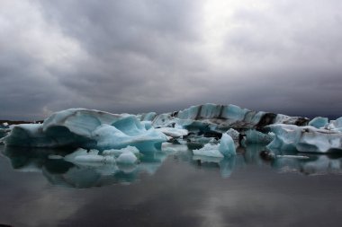 İzlanda 'da buzul gölü. İzlanda turistik merkezleri. Kutup buzulu. Okyanus buzulu