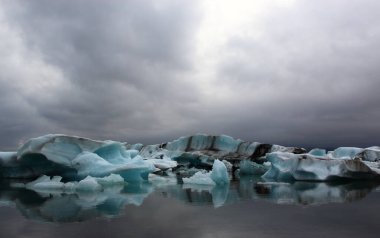 İzlanda 'da buzul gölü. İzlanda turistik merkezleri. Kutup buzulu. Okyanus buzulu