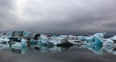 İzlanda 'da buzul gölü. İzlanda turistik merkezleri. Kutup buzulu. Okyanus buzulu