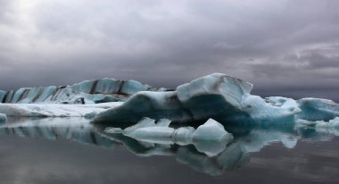 İzlanda 'da buzul gölü. İzlanda turistik merkezleri. Kutup buzulu. Okyanus buzulu