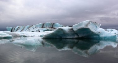 İzlanda 'da buzul gölü. İzlanda turistik merkezleri. Kutup buzulu. Okyanus buzulu