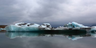 İzlanda 'da buzul gölü. İzlanda turistik merkezleri. Kutup buzulu. Okyanus buzulu