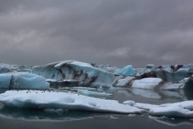 İzlanda 'da buzul gölü. İzlanda turistik merkezleri. Kutup buzulu. Okyanus buzulu