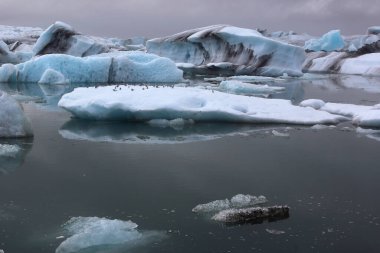 İzlanda 'da buzul gölü. İzlanda turistik merkezleri. Kutup buzulu. Okyanus buzulu