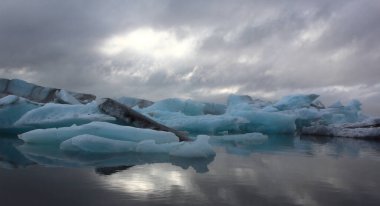 İzlanda 'da buzul gölü. İzlanda turistik merkezleri. Kutup buzulu. Okyanus buzulu