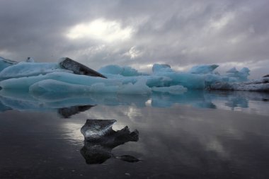 İzlanda 'da buzul gölü. İzlanda turistik merkezleri. Kutup buzulu. Okyanus buzulu