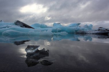 İzlanda 'da buzul gölü. İzlanda turistik merkezleri. Kutup buzulu. Okyanus buzulu