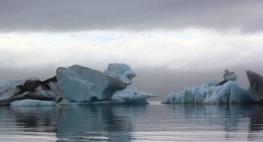 İzlanda 'da buzul gölü. İzlanda turistik merkezleri. Kutup buzulu. Okyanus buzulu