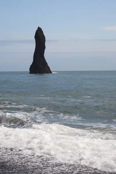 Blick Auf Basaltstapel Säulen Reynisdrangar Schwarzen Sandstrand Bei Vik Südisland — Stockfoto