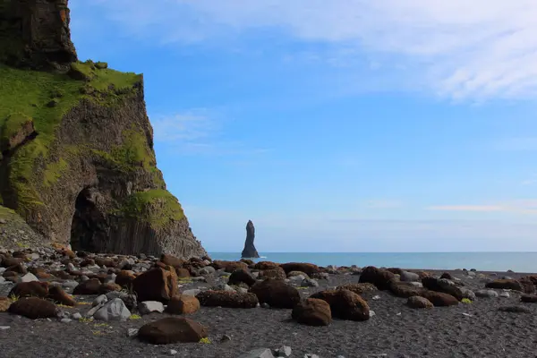 바알트 스택의 해변에서 Reynisdrangar 아이슬란드 — 스톡 사진