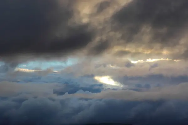 Mavi Gökyüzünde Fırtınalı Bulutlar — Stok fotoğraf