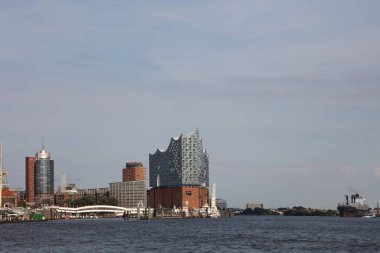 Hamburg, Elbphilharmonie ve liman turu için teknesi olan modern binalar