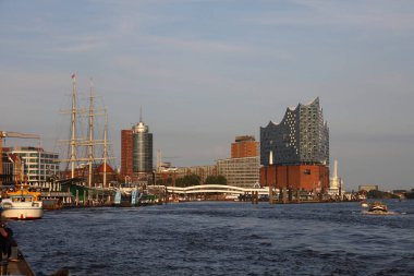 Hamburg, Elbphilharmonie ve liman turu için teknesi olan modern binalar