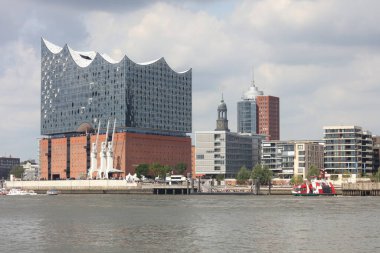 Hamburg, Elbphilharmonie ve liman turu için teknesi olan modern binalar