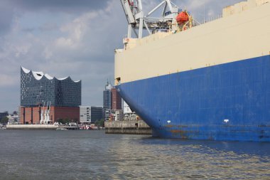 Hamburg, Elbphilharmonie ve liman turu için teknesi olan modern binalar