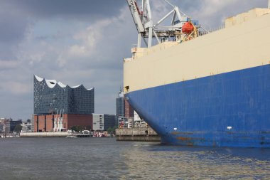 Hamburg, Elbphilharmonie ve liman turu için teknesi olan modern binalar