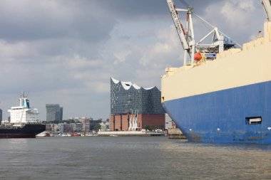 Hamburg, Elbphilharmonie ve liman turu için teknesi olan modern binalar