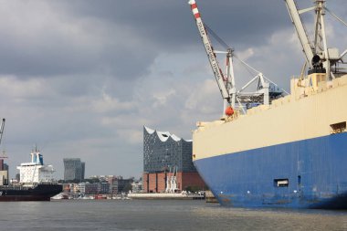 Hamburg, Elbphilharmonie ve liman turu için teknesi olan modern binalar