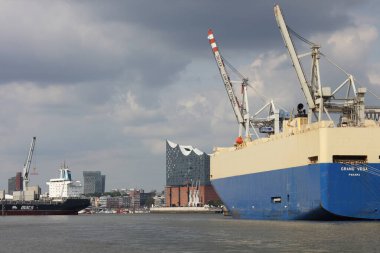 Hamburg, Elbphilharmonie ve liman turu için teknesi olan modern binalar