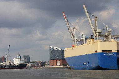 Hamburg, Elbphilharmonie ve liman turu için teknesi olan modern binalar