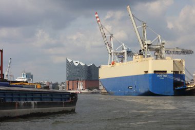 Hamburg, Elbphilharmonie ve liman turu için teknesi olan modern binalar