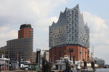 Hamburg, Elbphilharmonie ve liman turu için teknesi olan modern binalar