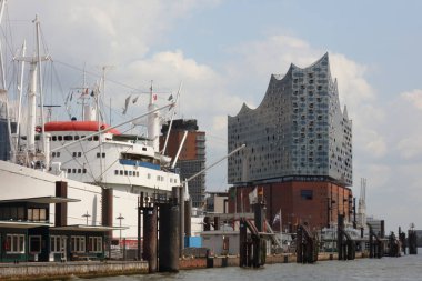 Hamburg, Elbphilharmonie ve liman turu için teknesi olan modern binalar