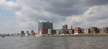 Hamburg, Elbphilharmonie ve liman turu için teknesi olan modern binalar