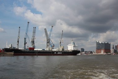 Hamburg, Elbphilharmonie ve liman turu için teknesi olan modern binalar